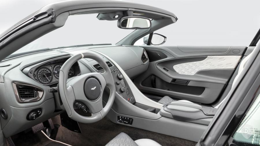 Интерьер Aston Martin Vanquish Zagato Speedster 2018 года  (WW) (фото 15 из 28)